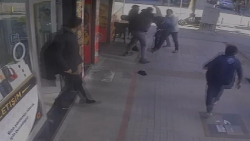 Oyuncak silahla kuyumcu soymaya çalıştılar! Esnaf yardıma koştu