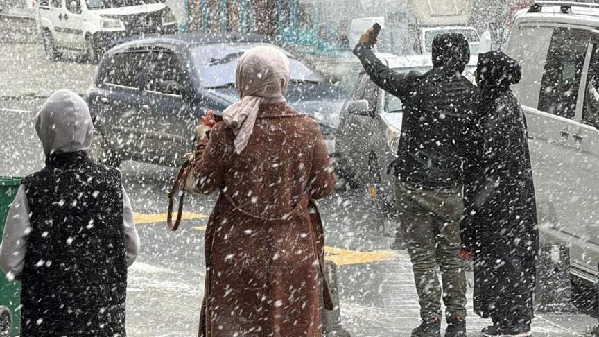 Son dakika… Meteoroloji uyarmıştı! İstanbul’da kar yağışı başladı: Saat 18.00’e kadar…