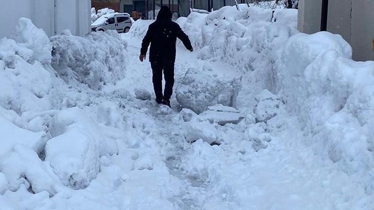 40 gündür yağan kar hayatı altüst etti! İnsan boyunu aştı:
