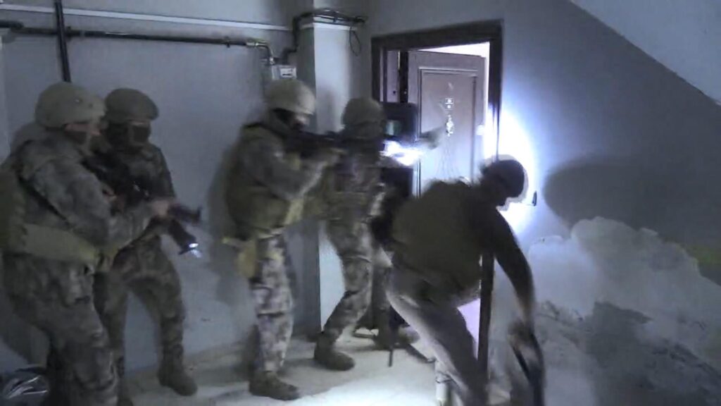 8 ilde eş zamanlı operasyon! Sahte belgelerle ikamet ağına 51 gözaltı