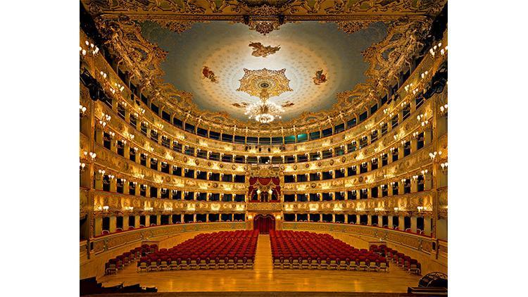 Ahmet Ertuğ’un fotoğraf sergisi “Beyond the Vanishing Point” Venedik’te