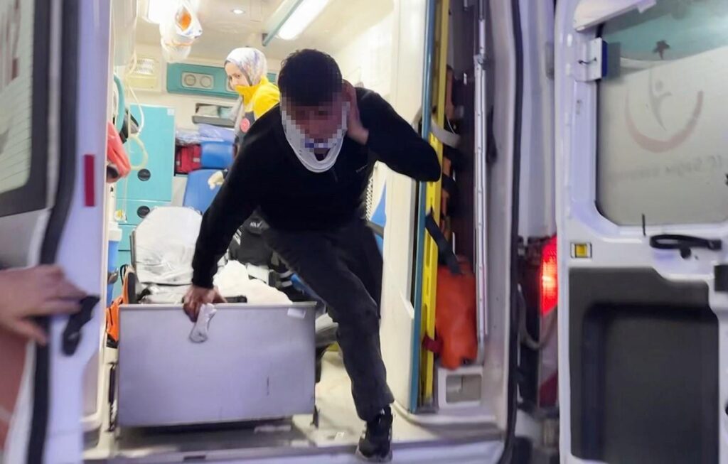 Aksaray’da bıçaklanan 2 kişi sedyeden atlayıp gazetecilere saldırdı