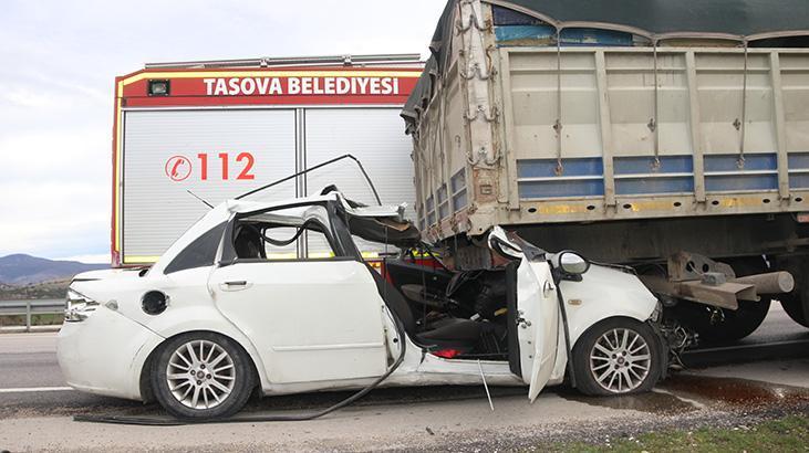 Amasya’da feci kaza! TIR’a çarpan otomobildeki 2 kişi öldü