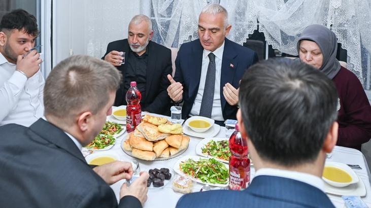 Bakan Ersoy Kırıkkale’de vatandaşlarla yürüdü, ev sofrasında iftar açtı