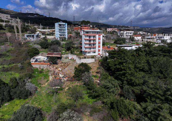 Bornova’da perde beton çöktü, apartman tahliye edildi! Vatandaş araçta yaşıyor