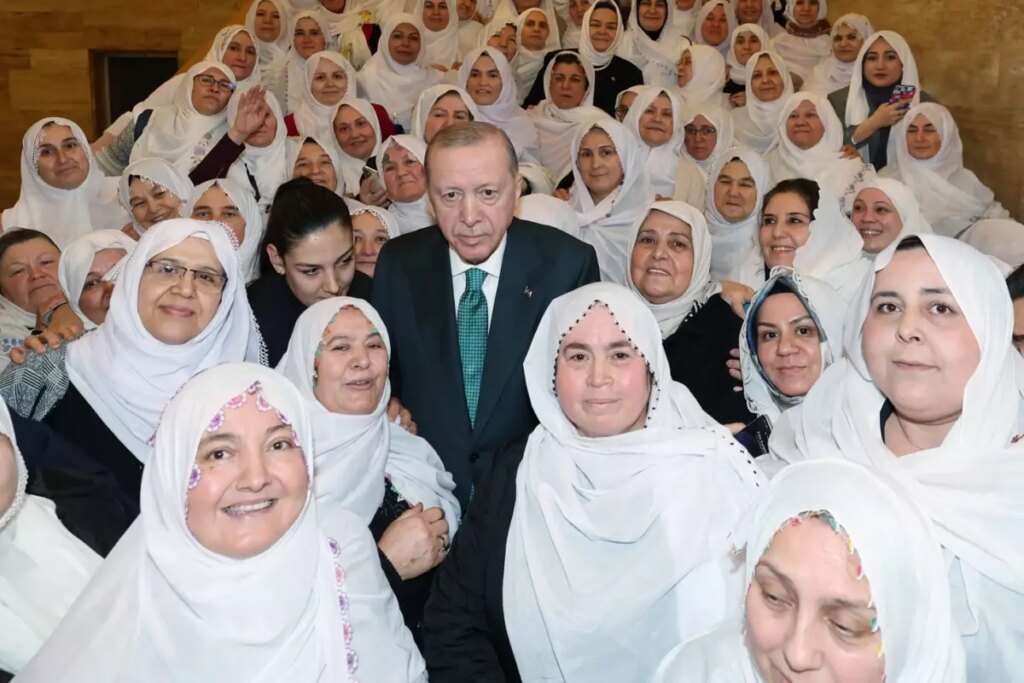 Cumhurbaşkanı Erdoğan, Zeynep Güneş Akgün ve beraberindeki kadınlar ile fotoğraf çektirdi
