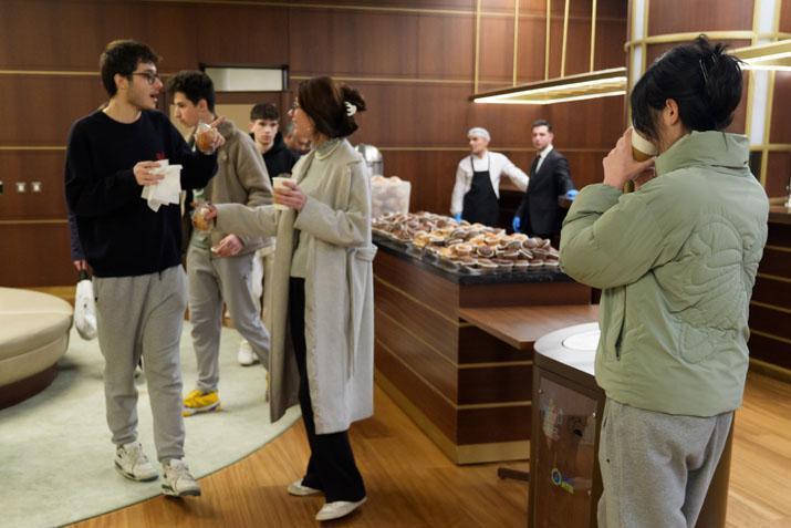 Cumhurbaşkanlığı Millet Kütüphanesi’nde ziyaretçilere sahur ikramları dağıtılıyor