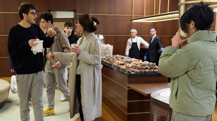 Cumhurbaşkanlığı Millet Kütüphanesi’nde ziyaretçilere sahur ikramları dağıtılıyor