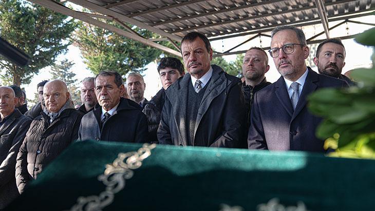 Ergin Ataman’ın annesi son yolculuğuna uğurlandı