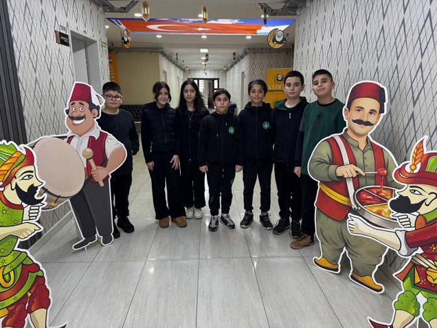 ‘Eski ramazanlar’ bu kez okullarda yaşatılıyor! Maniler, davullar, Hacivat-Karagöz Ramazan Sokağı’nda