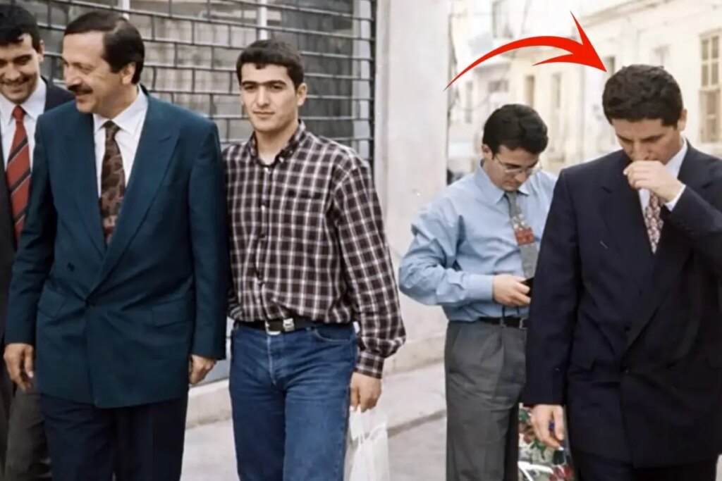 İlk kez paylaşıldı! Cumhurbaşkanı Erdoğan’ın solundaki bıçkın delikanlıyı tanıdınız mı?