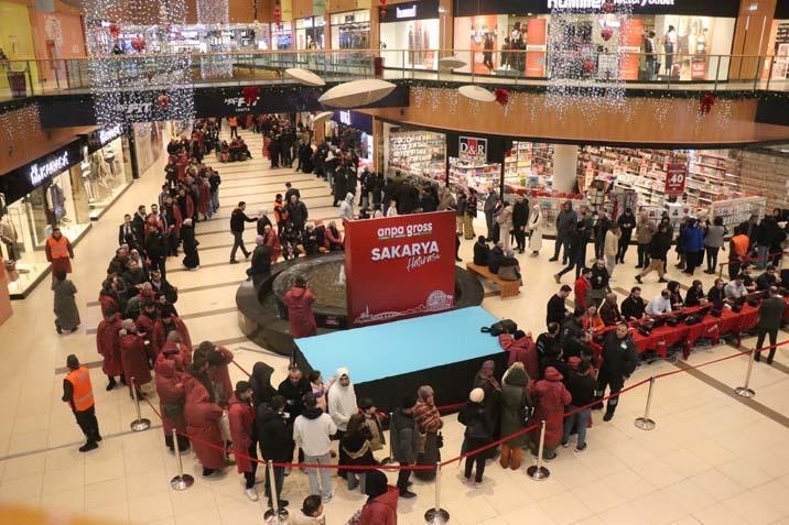 İndirim için çadır kurup geceyi dışarıda geçirdiler! Açılış kuyruğu 1 kilometreyi buldu