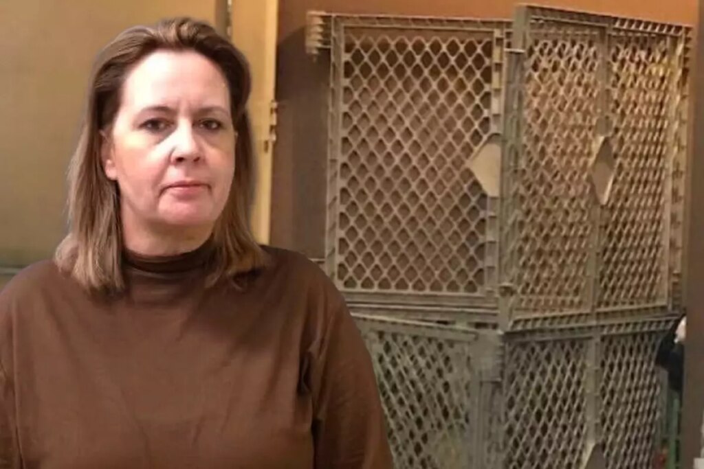 İnfial yaratan olay! Evlat edindiği 2 çocuğu kafese kapatıp yıllarca şiddet uyguladı