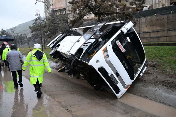 Isparta’da cezaevi ring aracı devrildi: 3 yaralı