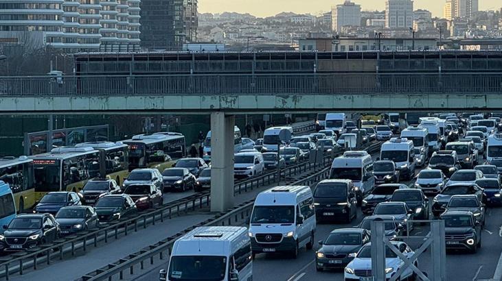 İstanbul’da iki yakada da trafik çilesi! Yoğunluk yüzde 85’i gördü