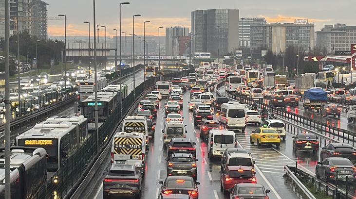 İstanbul’da ‘kırmızı alarm’: Trafik yoğunluğu yüzde 90’a ulaştı