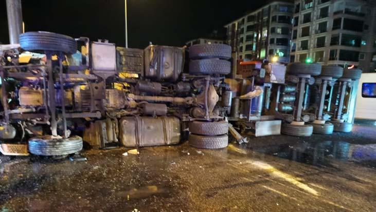 Kavşakta can pazarı! Kömür yüklü TIR devrildi, sürücü kabinde sıkıştı