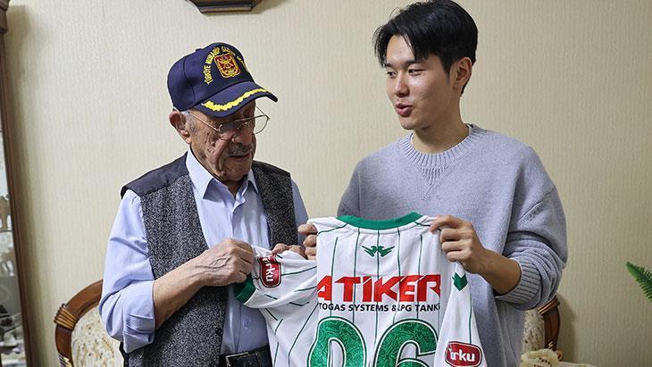 Konyasporlu Jinho Jo’dan Kore gazisi İhsan Damdam’a ziyaret!