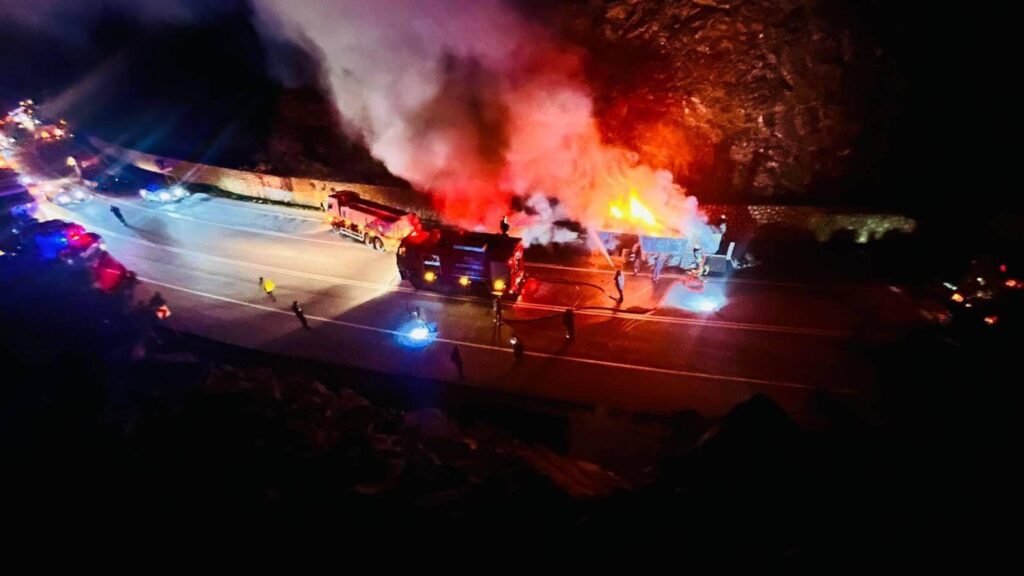 Manavgat yolunda sunta yüklü TIR’ın dorsesi küle döndü