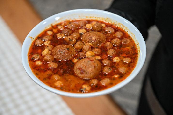 Memleket Sofrası’nda yeni tarif! Adana’nın tenceresinde bir gelenek kaynıyor: ‘Analı Kızlı’