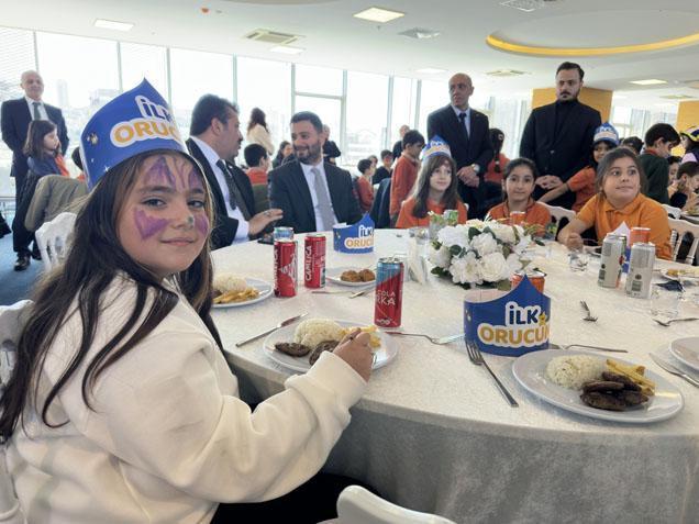 Ramazan’ın ilk iftarı miniklerle yapıldı! 200 çocuk orucunu açtı