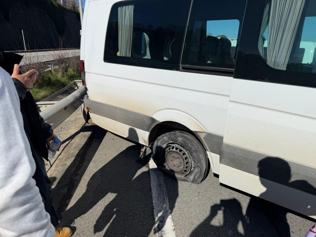 Taraftarların bulunduğu minibüsün lastiği patladı, araç refüje çarptı