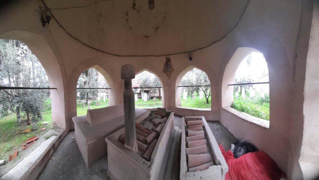 Tarihi Hüsrev Ağa Camisi’nin haziresi tahrip edildi