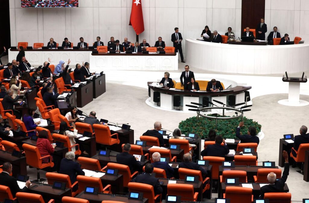 15 yaş altına sosyal medya yasağı getirildi, doğum izni süresi uzatıldı: Yeni düzenlemelerle neler değişiyor?