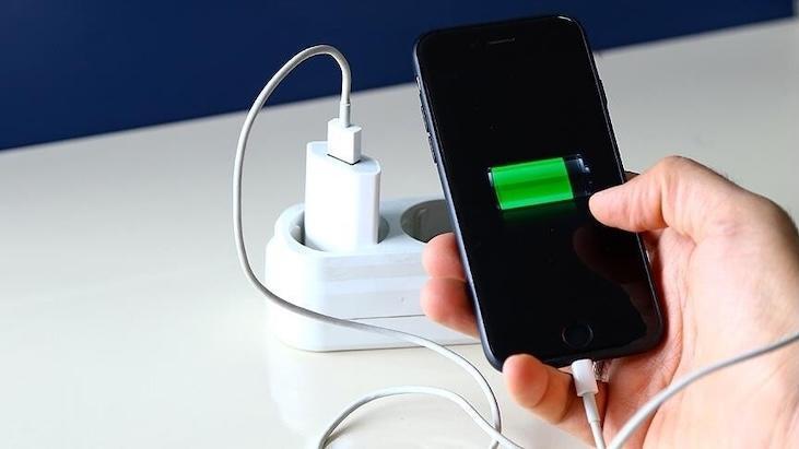 2027’den itibaren telefon bataryaları değiştirilebilir olacak