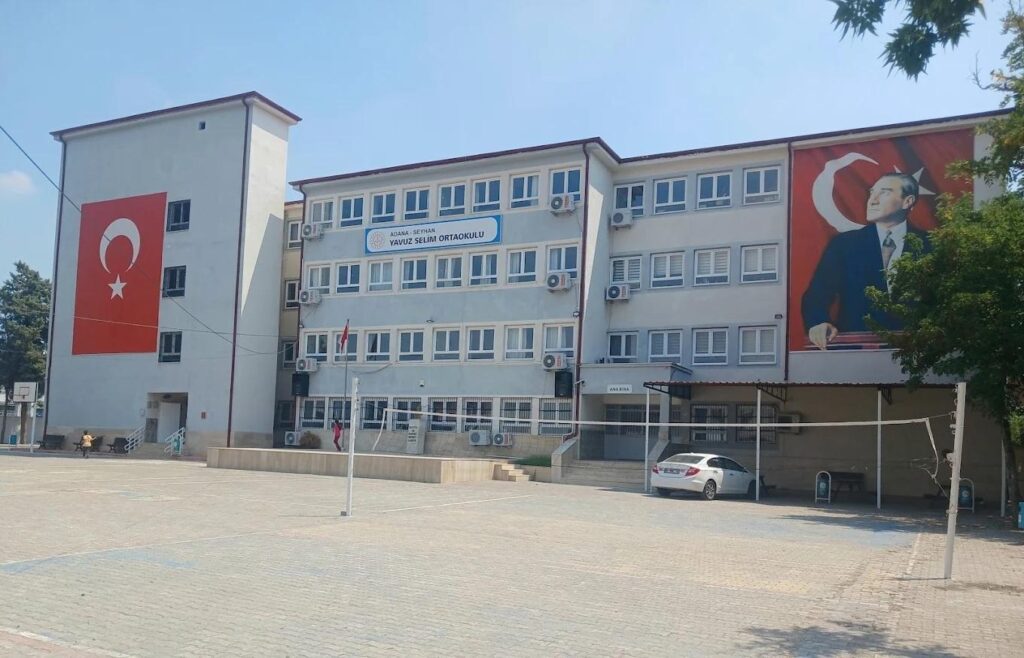 Adana’da okul çevresinde silah sesleri! Öğrenciler dışarı fırladı