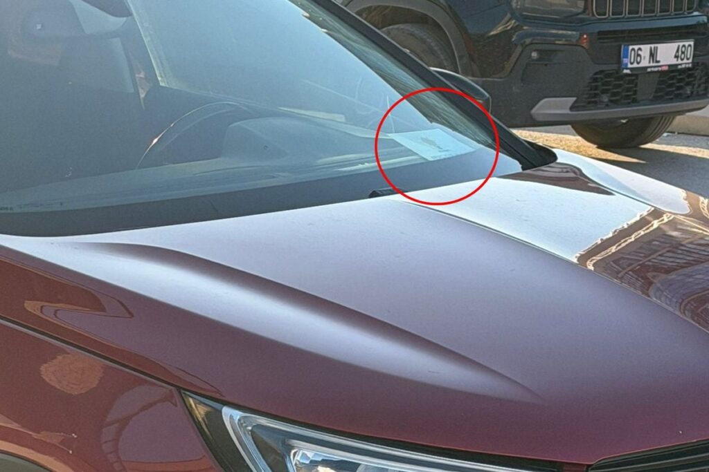 AK Partili Eyüp Kadir İnan’dan camına parti logolu kart bırakanlara tepki