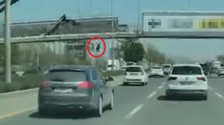 Ankara’da feci olay: Afiş asarken üst geçitten düşüp, otomobilin altında kalarak öldü