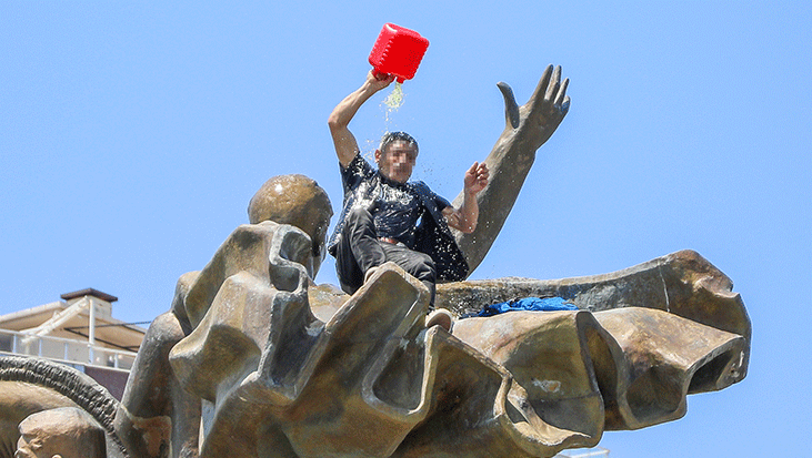 Antalya’da şok görüntü! Anıta çıkıp üzerine benzin döktü, dans etti: ‘Yakacağım kendimi’
