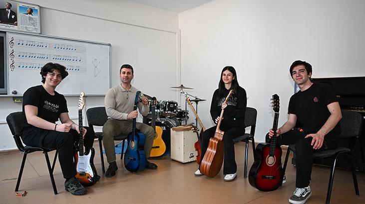 ‘Askıda Çalgı’ projesiyle yüzlerce öğrenciye hediye enstrüman