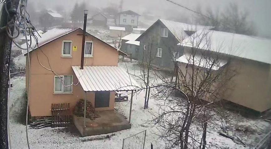 Bahar ortasında kar sürprizi! İstanbul’un yanı başı beyaza büründü