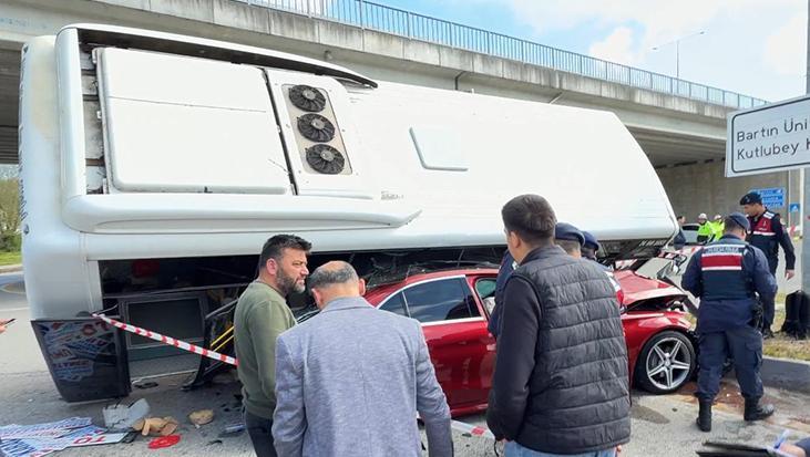 Bartın’da feci kaza! Halk otobüsü otomobilin üzerine devrildi: Çok sayıda yaralı var