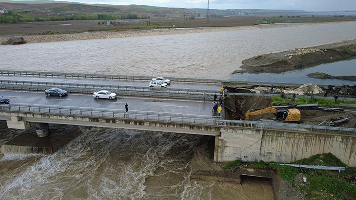 Batman’da çökme meydana gelen kara yolu ulaşıma kapatıldı
