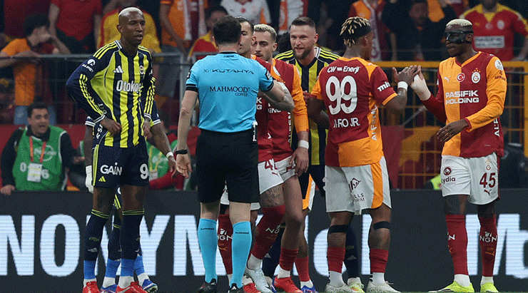 Derbide penaltı tartışması! Fenerbahçe değerlendiremedi, Galatasaray tepki gösterdi