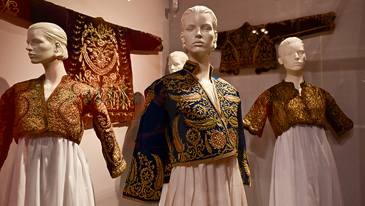 Dünyanın kalbinde Türk imzası! Osmanlı zarafeti ‘Gelin Hazineleri’ Rusya’da sahnede