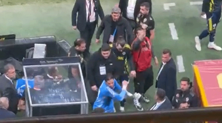 Fenerbahçe’ye derbide büyük şok! Ederson kırmızı kart gördü, VAR monitörüne vurdu