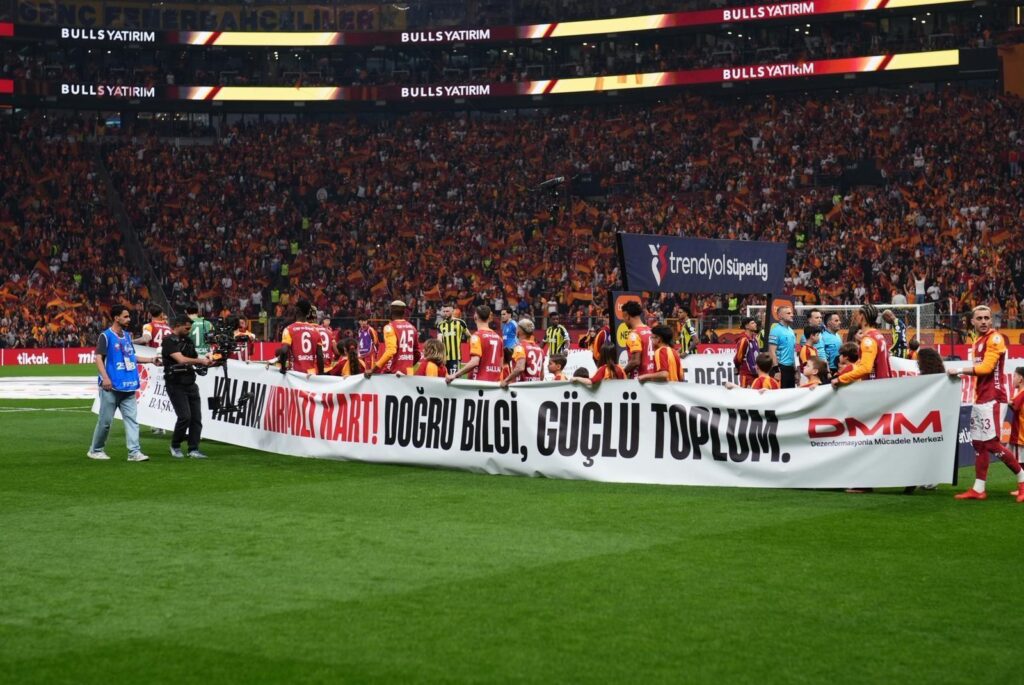 Galatasaray – Fenerbahçe derbisinde “Dezenformasyona Kırmızı Kart” Mesajı