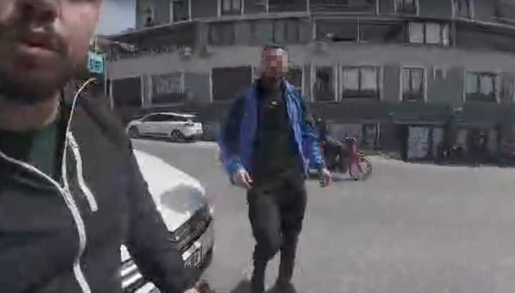 İzmir Çiğli’de korna tartışması kavgaya dönüştü: Motosiklet sürücüsüne saldırı kamerada
