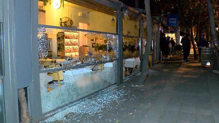 Kadıköy’de akılalmaz anlar! Mekandan atıldı, silahla geri döndü