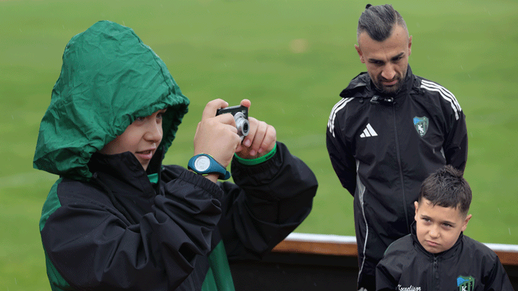 Kocaelispor’da Serdar Dursun’dan minik çocuğa kamera jesti!