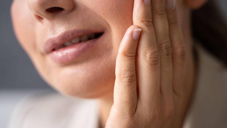 Menopozun konuşulmayan etkisi! Ağız sağlığını bile değiştiriyormuş, diş etini ince ince çektiriyor