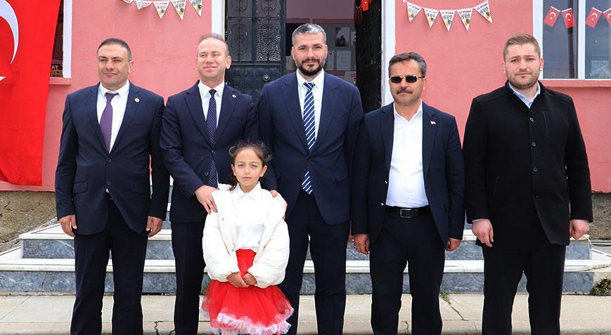 SON DAKİKA Bir öğretmen, bir öğrenci: 23 Nisan’ı protokol ve mahallelilerle kutladılar