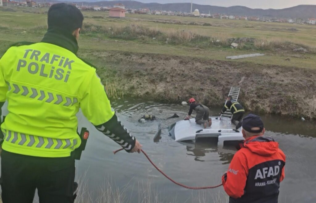 Sulama kanalında görülen araç ekipleri seferber etti! Dalgıçlar suya indi, gerçek sonradan ortaya çıktı