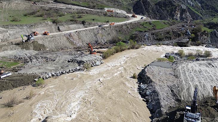 TSK, heyelanın kapattığı Hakkari-Van yolunda panel köprü kuruyor