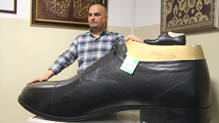 Türkiye’nin giyilebilir en büyük ayakkabısı ortaya çıktı! Tam 222 numara