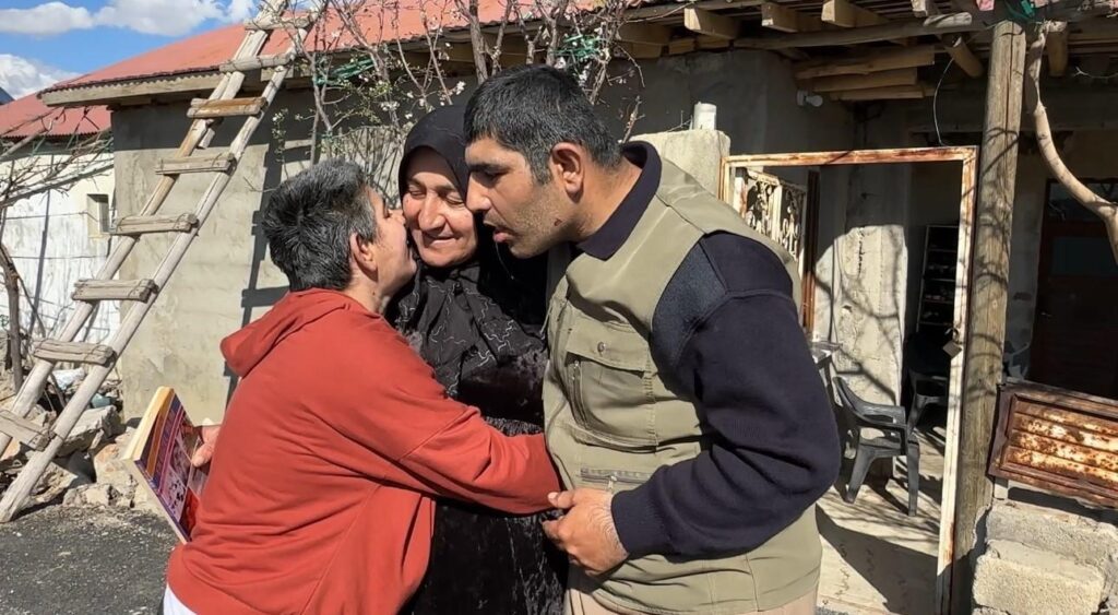 38 yıldır aynı fedakarlık! Hakkari’de yaşayan anne, hayatını doğuştan engelli 4 çocuğuna adadı